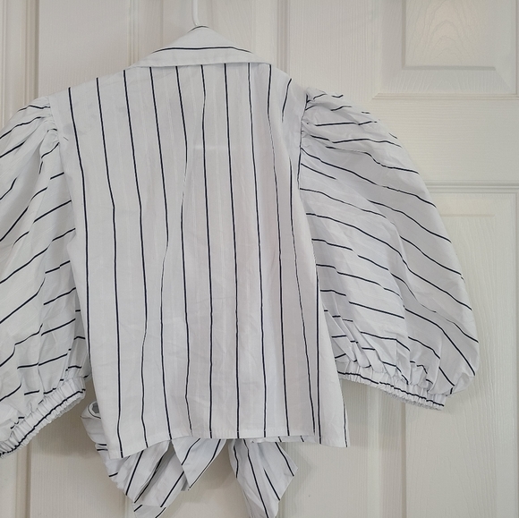 Crop top with bow. Never been worn brand new - Picture 2 of 3